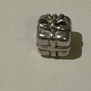 Pandora charm - gift box